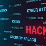 Ataque cibernético mostrando mensaje “Hacked” y códigos binarios, representando una brecha de seguridad informática