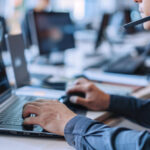 Especialista de soporte IT atendiendo incidencias informáticas y asistencia técnica empresarial